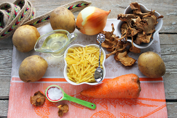 суп с сушеными грибами, картошкой и вермишелью рецепт фото 1